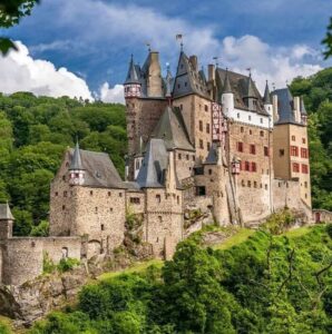 Burg_Eltz_01